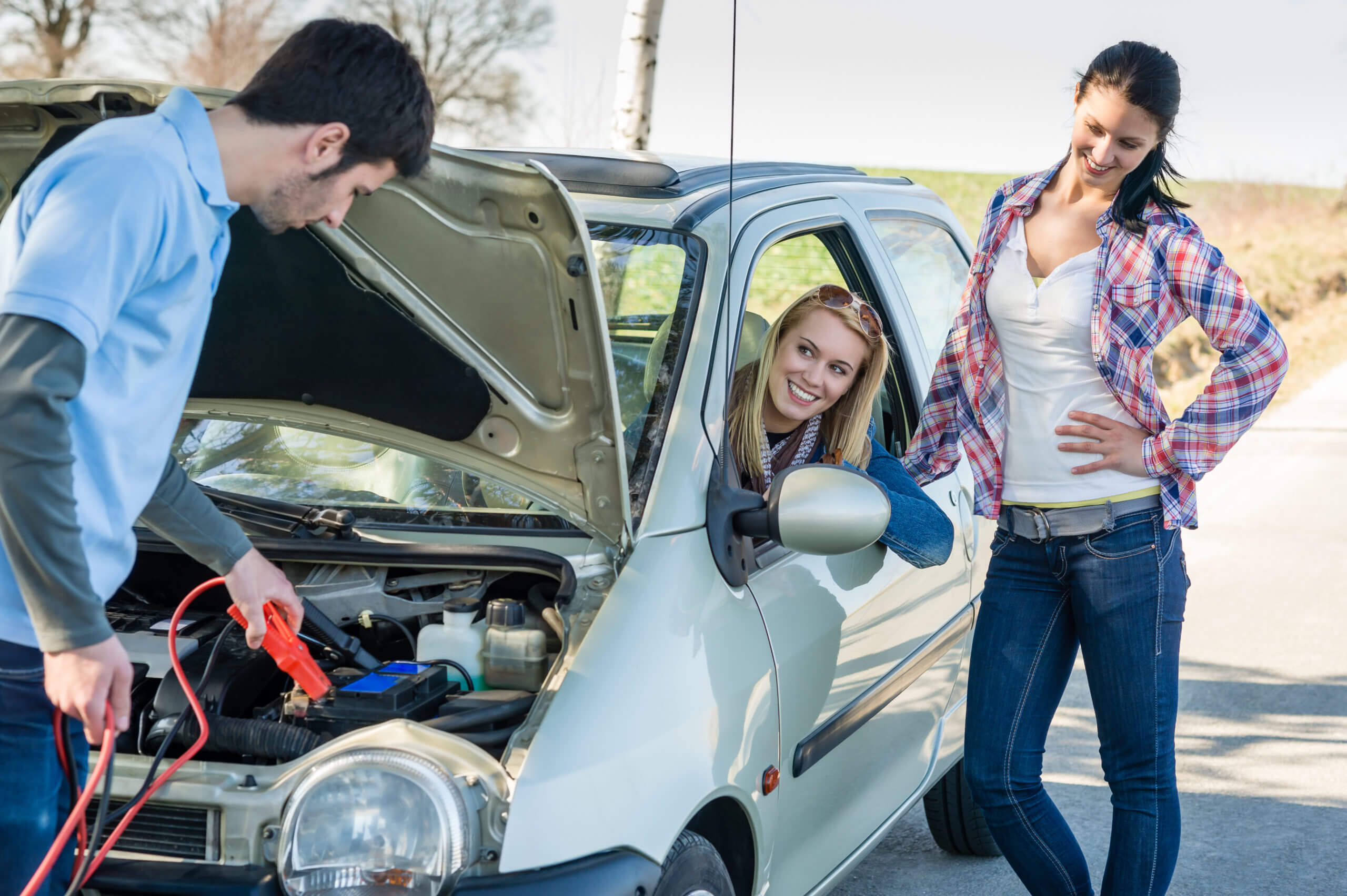 ragazzo soccorre batteria auto con cavi