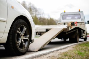 macchina in panne che viene soccorsa dal carro attrezzi