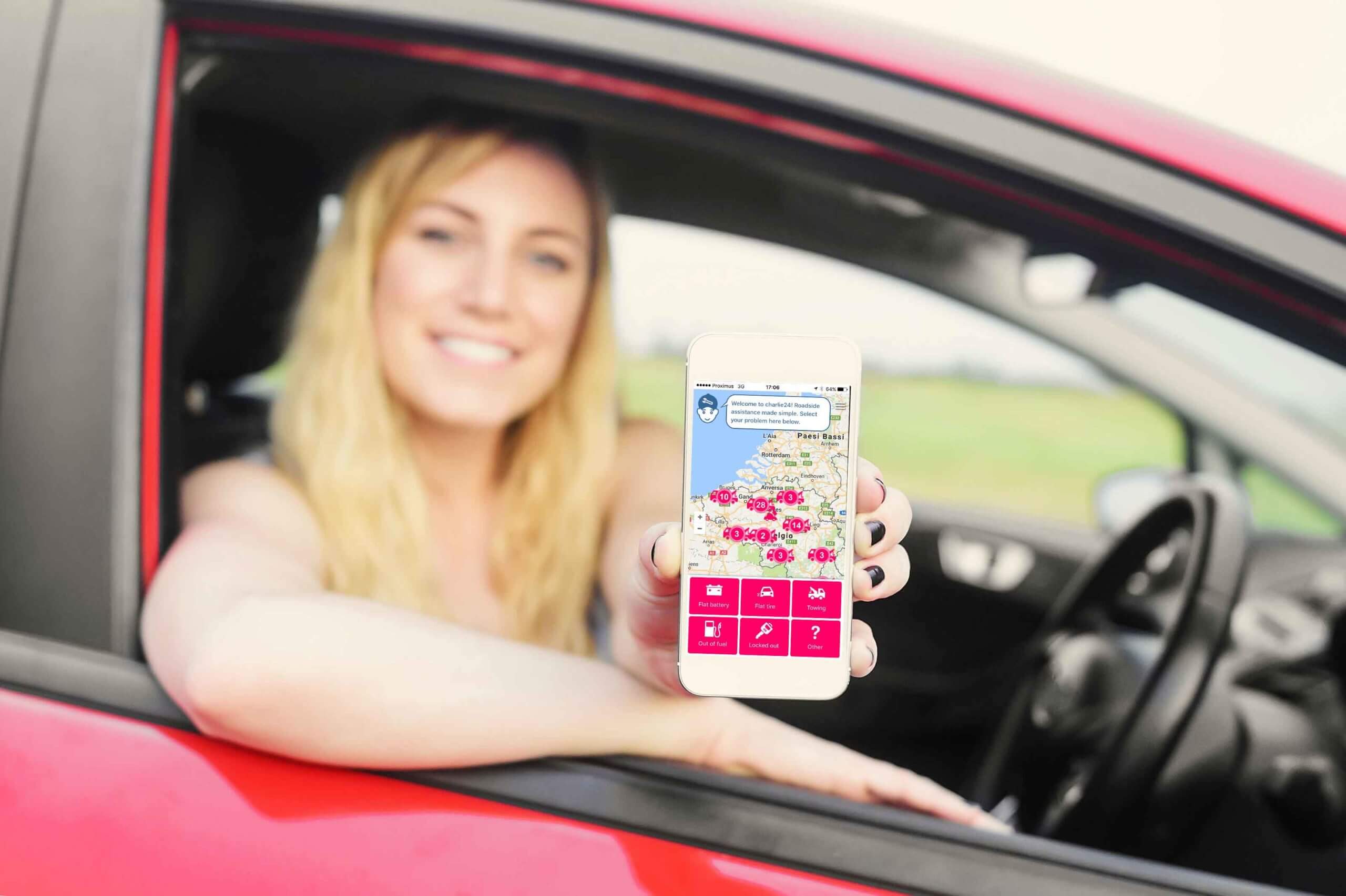 ragazza in auto che mostra web-app di charlie24 per chiamare soccorso stradale brescia