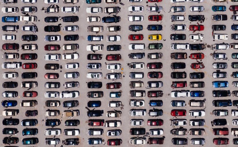 Numerose auto parcheggiate