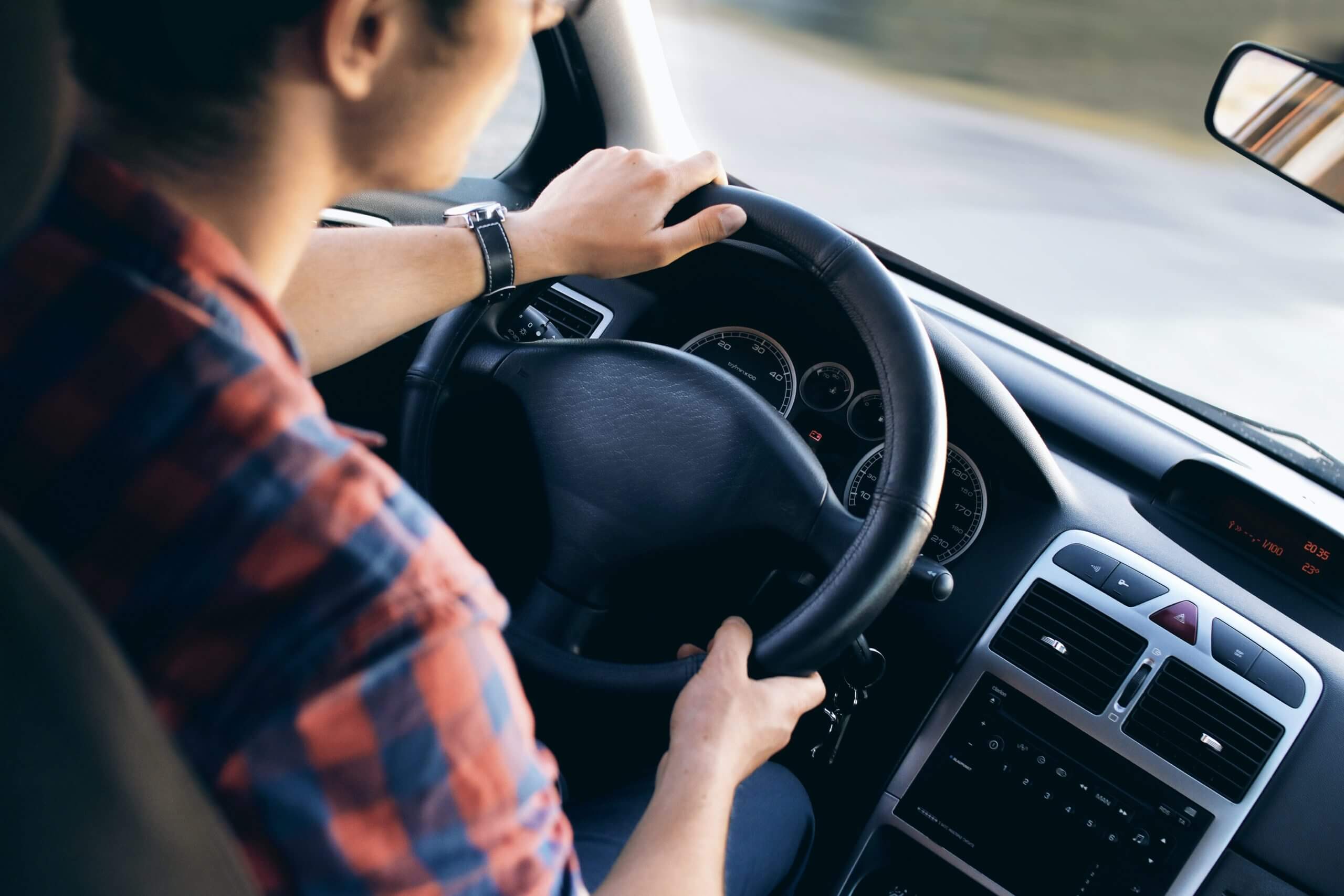 ragazzo che guida auto assicurata