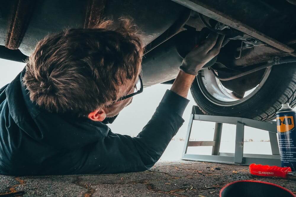 meccanico in officina di Charlie24 che ripara auto