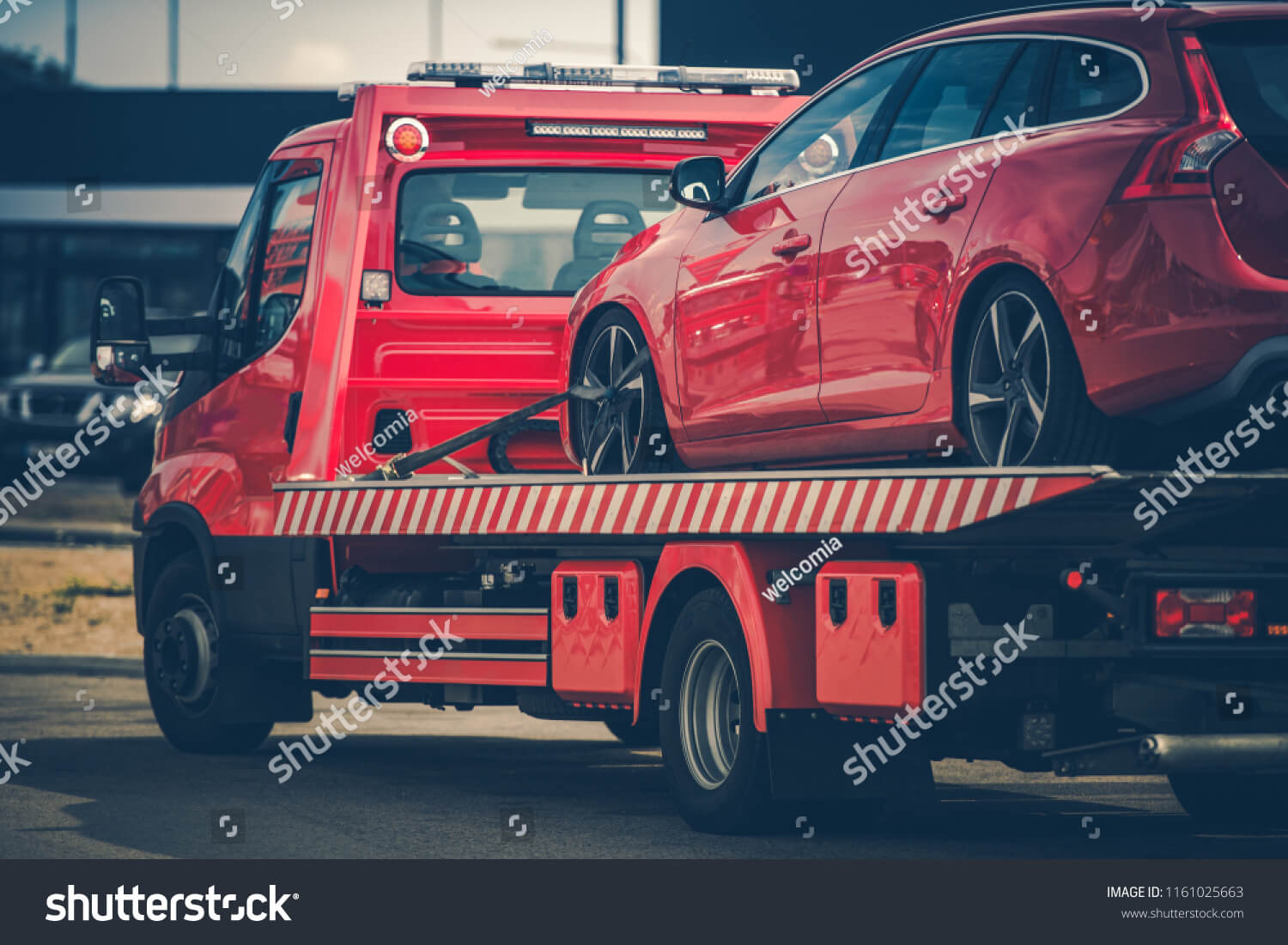 carroattrezzi che porta un'auto guasta in officina