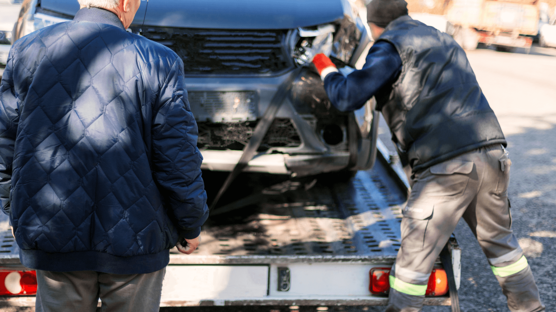 Soccorritore a Milano carica auto incidentata su carroattrezzi per portarla in officina