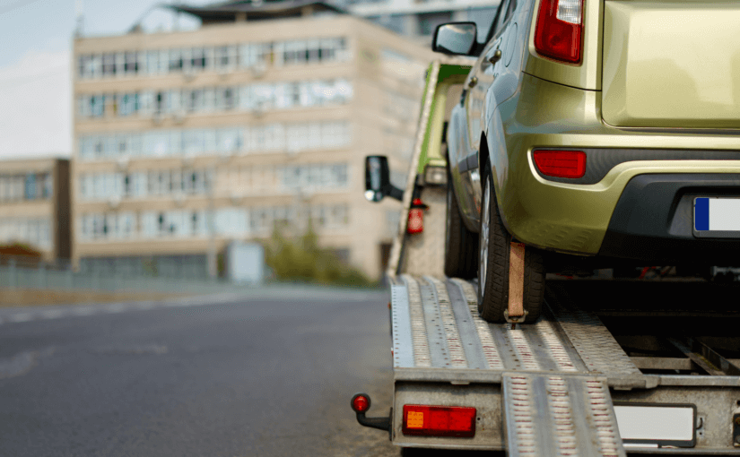 auto rotta trainata da carroattrezzi per essere portata e riparata in officina