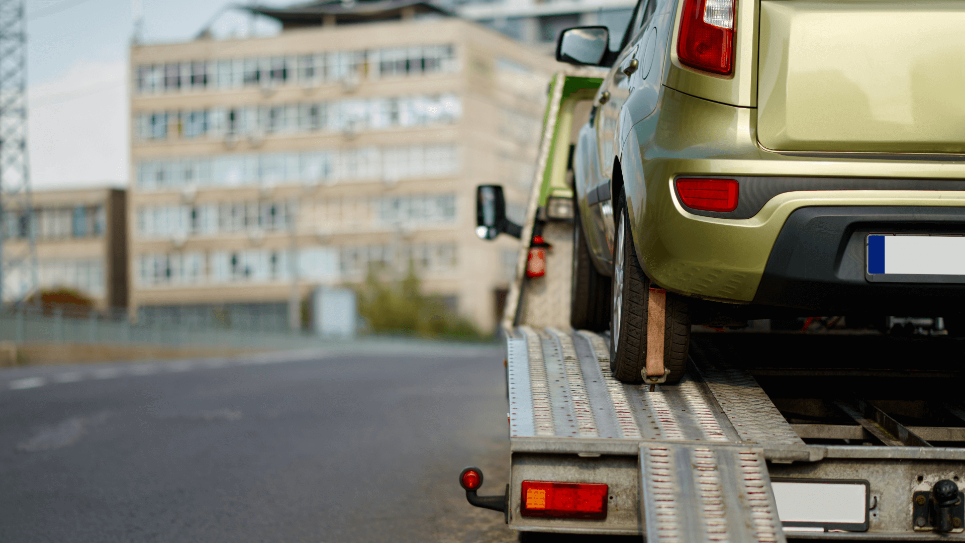 auto rotta trainata da carroattrezzi per essere portata e riparata in officina