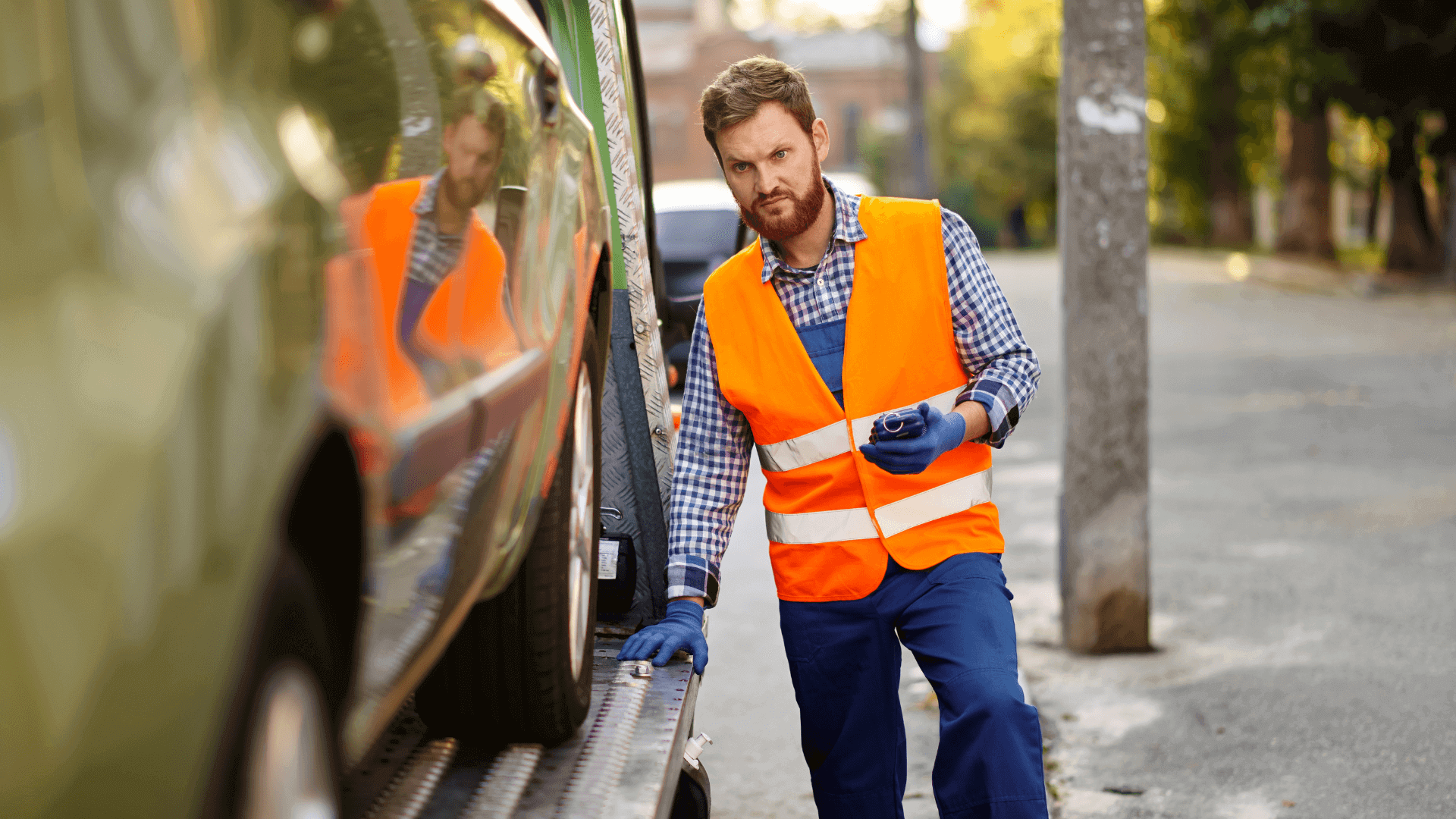 SOCCORRITORE STRADALE CHE CARICA AUTO SU CARROATTREZZI