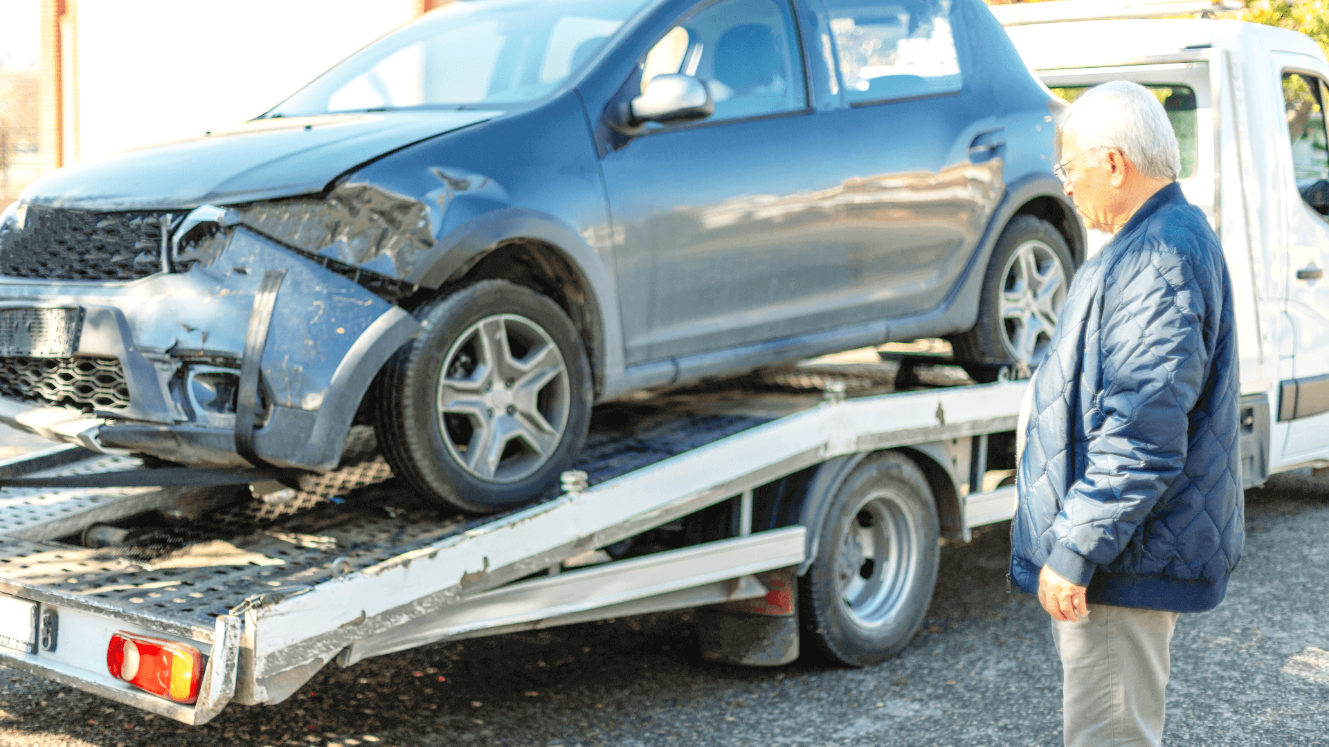 automobile incidentata caricata su carroattrezzi di Charlie24