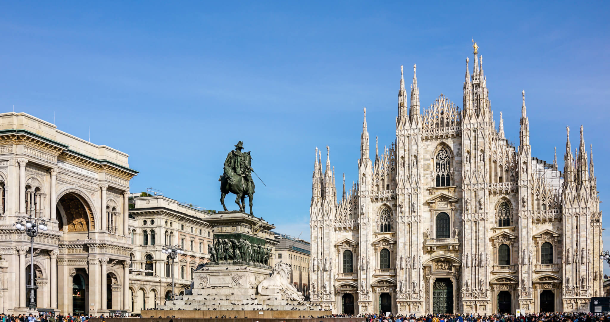 ragazza in macchina che chiama soccorso stradale Milano per richiedere carroattrezzi