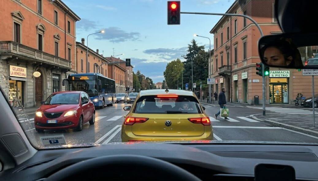 auto ferma al semaforo
