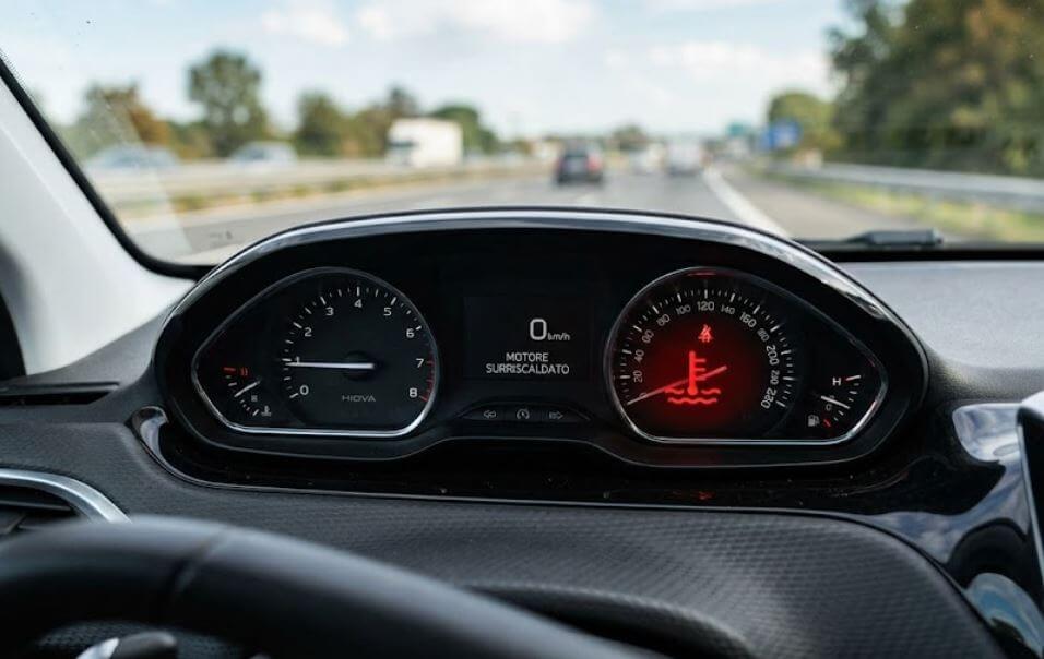 spia temperatura auto accesa